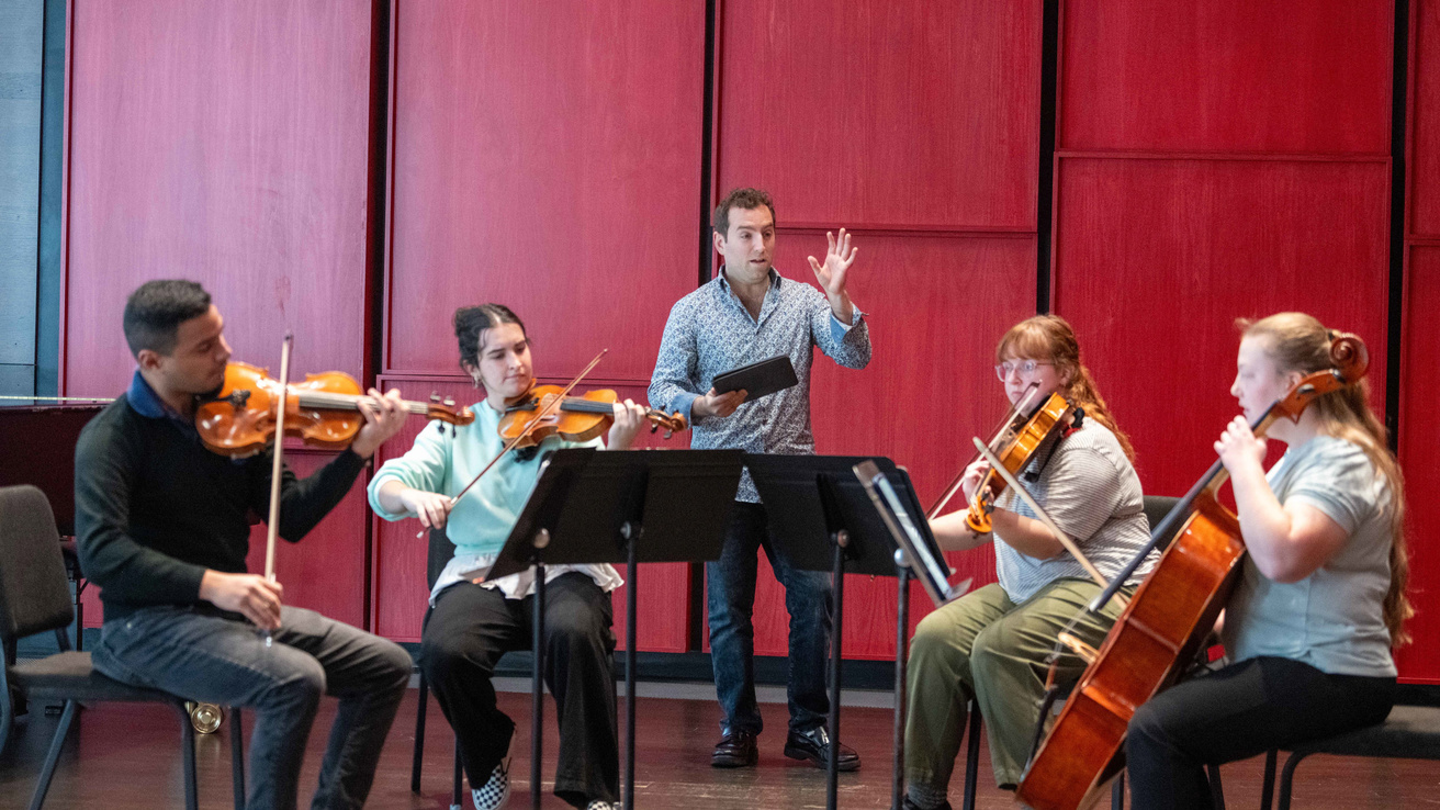 A musician from Sphinx Virtuosi works with UI School of Music students